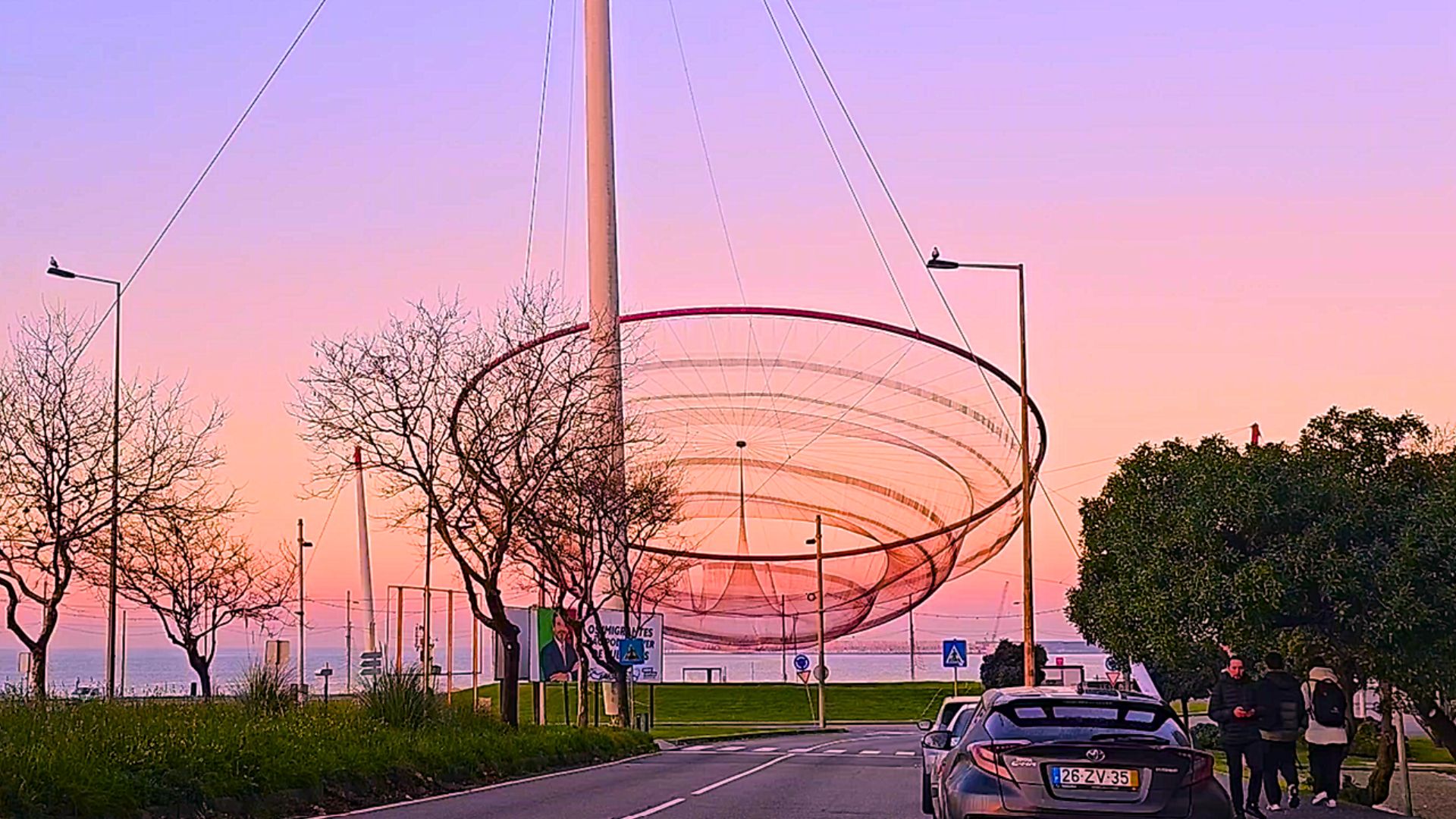 She Changes, known locally as Anémona, a large net sculpture near the Porto and Matosinhos seafront