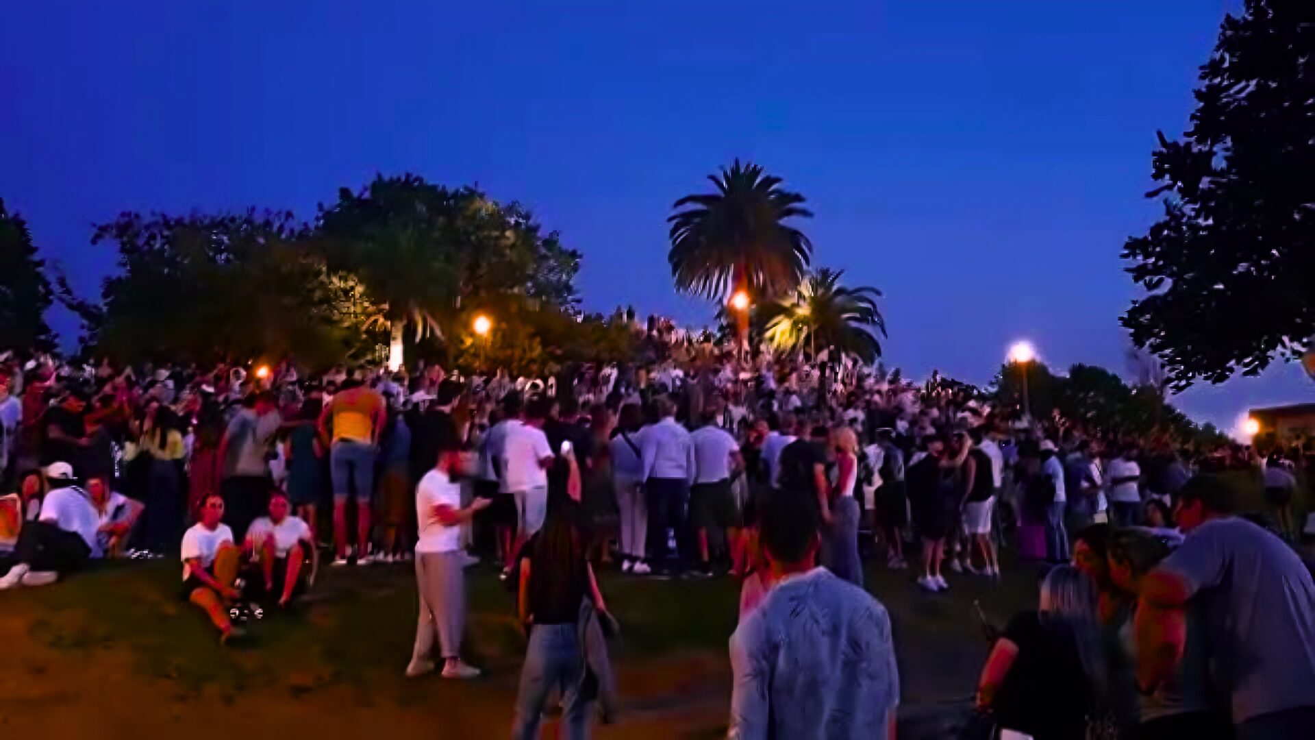 Night view of Jardim do Morro full of people in Vila Nova de Gaia