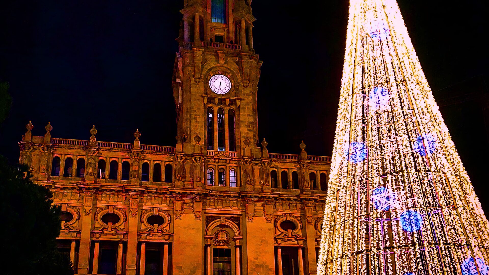 Christmas tree in Avenida dos Aliados in Porto