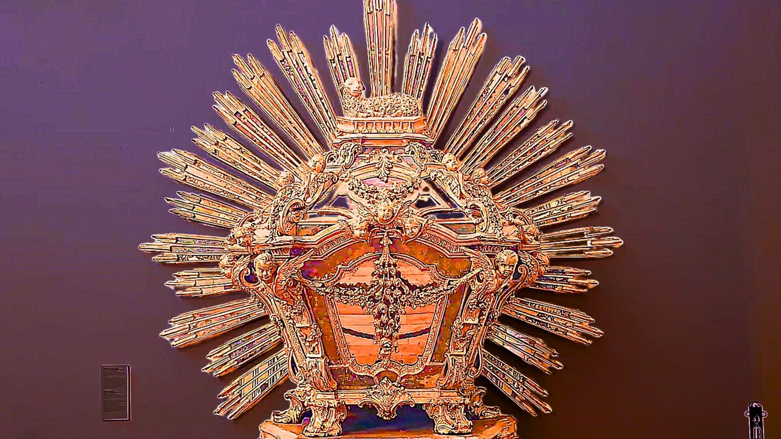 Golden interior detail inside Clérigos