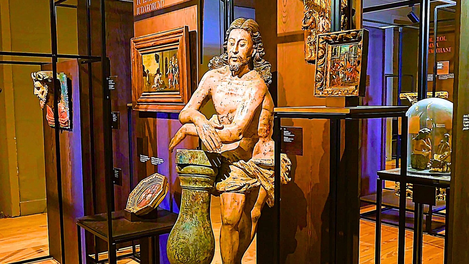 Jesus statue inside Clérigos Church