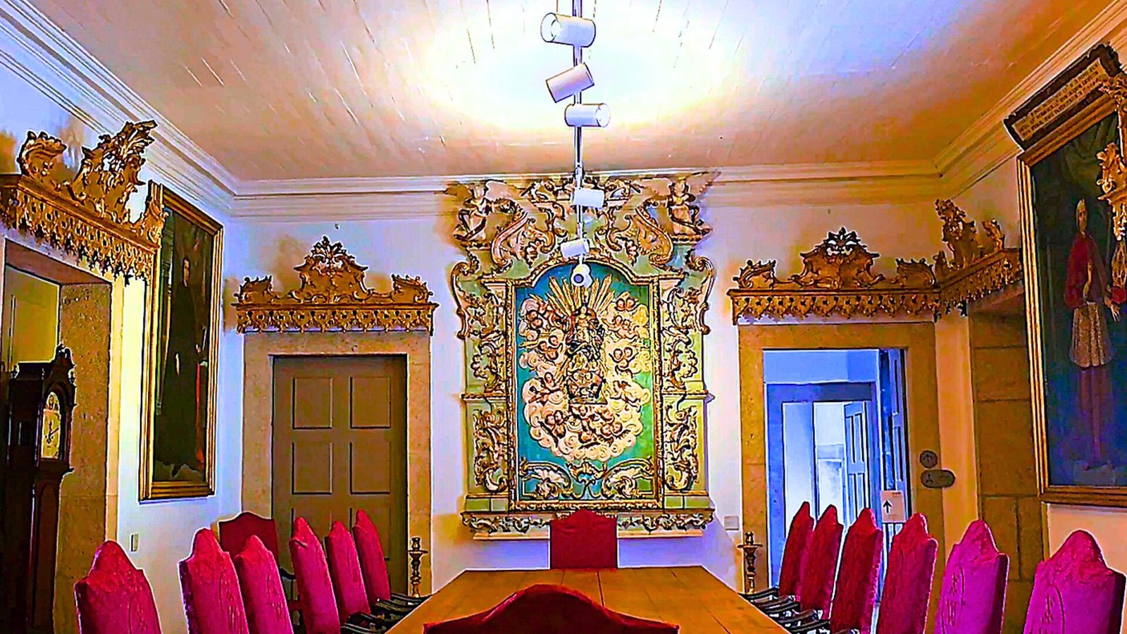 Interior room with large table inside Clérigos