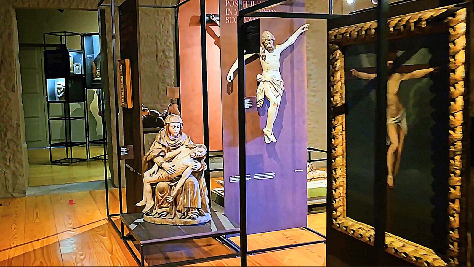 Statues inside Clérigos Church