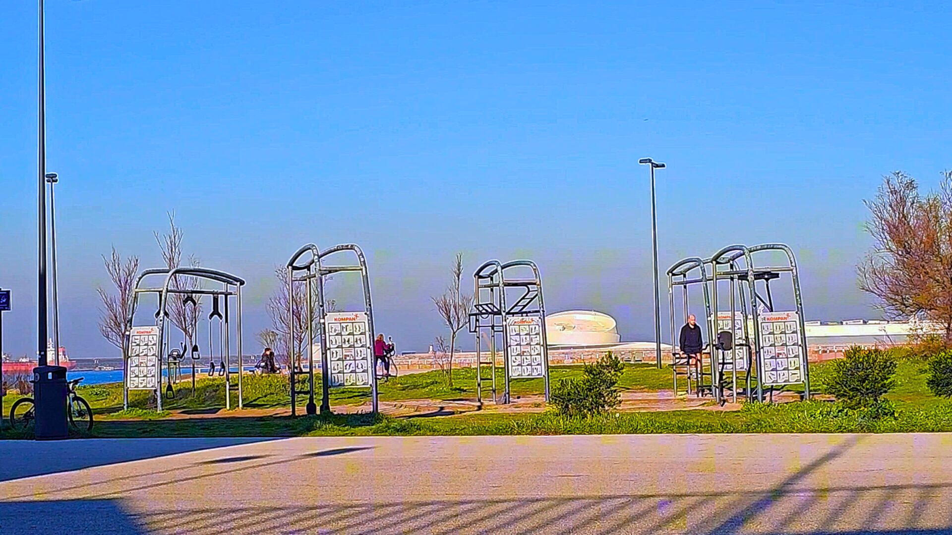 Outdoor exercise machines in Foz do Douro