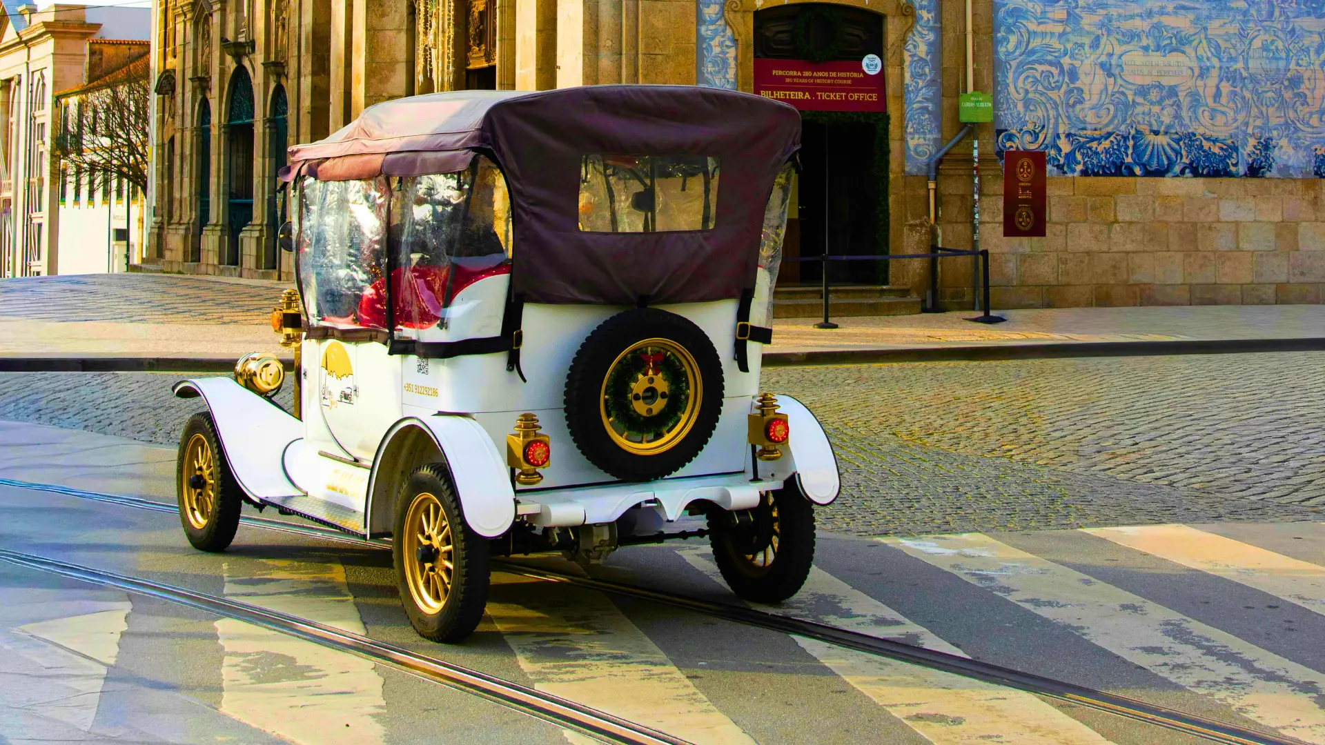 Old car in a Porto street