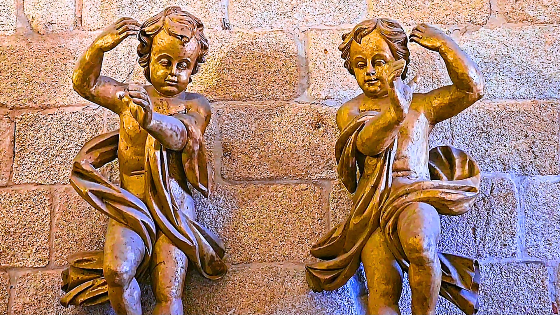 Two angel sculptures at Porto Cathedral