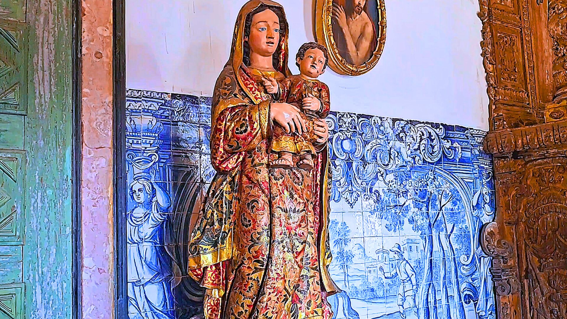 Statue of Mary and Jesus inside Porto Cathedral